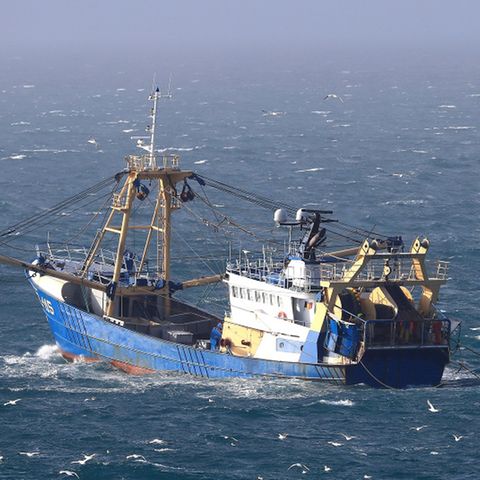 Ein britisches Fischerboot fährt im Ärmelkanal
