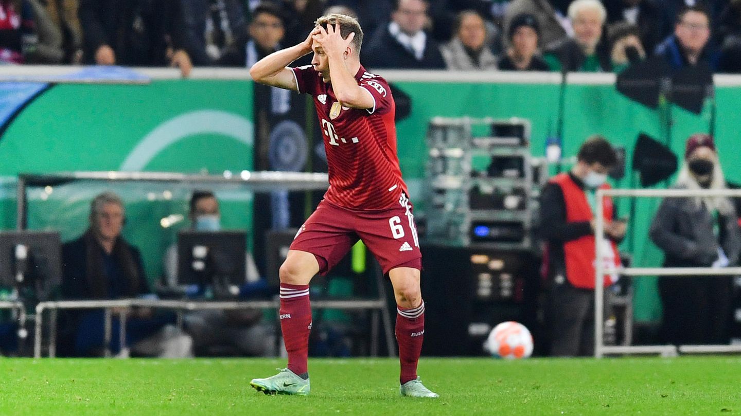 Bayern-Spieler Joshua Kimmich fasst sich entsetzt an den Kopf