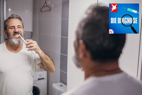 Ein Mann hat epileptische Anfälle beim Zähneputzen