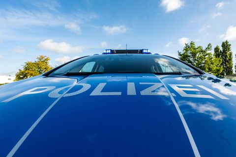 Die Motorhaube eines Streifenwagens