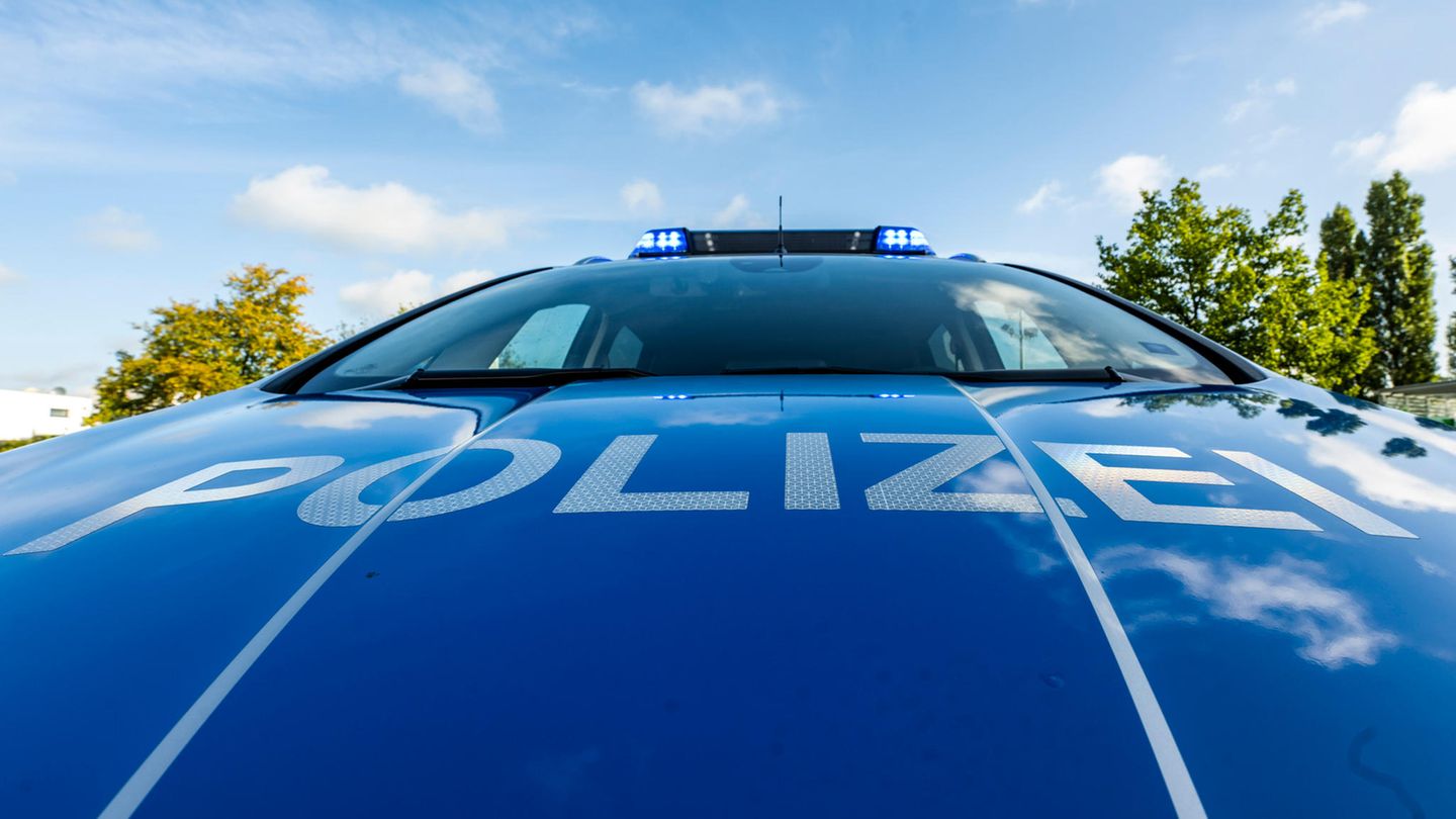 Die Motorhaube eines Streifenwagens