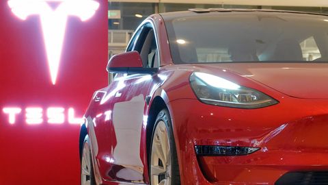 Tesla-Autos sollen bald mit einer deutlich leistungsfähigeren Batterie auf den Markt kommen (Symbolfoto)