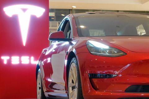 Tesla-Autos sollen bald mit einer deutlich leistungsfähigeren Batterie auf den Markt kommen (Symbolfoto)