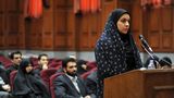 Iran  Die Entrechtung der Frau lässt sich in der islamischen Republik Iran durchaus als Staatsziel beschreiben. Nach dem im Iran konservativ ausgelegtem islamischem Recht ist eine Gleichberechtigung von Mann und Frau nicht denkbar. Diese Haltung durchzieht alle Lebensbereiche. So ist die Zeugenaussage einer Frau vor Gericht nur halb so viel Wert wie die eines Mannes, der Mann hat in der Ehe das Züchtigungsrecht und kann die Frau ohne Unterhalt verstoßen, während sich Frauen nur schwer scheiden lassen können. Innerfamiliäre Ehrenmorde an Frauen bleiben durch das iranische Recht praktisch straffrei und können mit Blutgeld gesühnt werden. Die Verschleierung der Frauen im Öffentlichen Raum wird durch die Sittenpolizei streng kontrolliert. Frauen, die sich nicht verhüllen drohen drakonische Strafen vom langjährigen Freiheitsentzug bis hin zur Auspeitschung. In den Gefängnissen sind Frauen sexueller Gewalt ausgeliefert. Die UN stellte Fälle fest, nach denen zum Tode verurteilte Jungfrauen von Geistlichen Zwangsverheiratet und dann vergewaltigt werden, will nach islamischem Recht keine Jungfrau hingerichtet werden darf. Allerdings haben sich iranische Frauen in den vergangenen Jahren ihren Platz in der Gesellschaft erkämpft: Zwei Drittel aller Studenten sind Frauen, ein Drittel aller Doktorgrade im Land halten Frauen. Sie werden Ärztinnen, Polizistinnen, fahren Taxi und sind in Lehrberufen tätig – nur Richter werden dürfen sie nicht. Reisen sind Frauen nur mit Zustimmung ihres Mannes oder eines männlichen Mitglieds der Familie möglich. Der Widerstand wächst. Die junge, gut gebildete Mittelschicht pflegt im Land eine lebendige Subkultur.