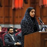 Iran  Die Entrechtung der Frau lässt sich in der islamischen Republik Iran durchaus als Staatsziel beschreiben. Nach dem im Iran konservativ ausgelegtem islamischem Recht ist eine Gleichberechtigung von Mann und Frau nicht denkbar. Diese Haltung durchzieht alle Lebensbereiche. So ist die Zeugenaussage einer Frau vor Gericht nur halb so viel Wert wie die eines Mannes, der Mann hat in der Ehe das Züchtigungsrecht und kann die Frau ohne Unterhalt verstoßen, während sich Frauen nur schwer scheiden lassen können. Innerfamiliäre Ehrenmorde an Frauen bleiben durch das iranische Recht praktisch straffrei und können mit Blutgeld gesühnt werden. Die Verschleierung der Frauen im Öffentlichen Raum wird durch die Sittenpolizei streng kontrolliert. Frauen, die sich nicht verhüllen drohen drakonische Strafen vom langjährigen Freiheitsentzug bis hin zur Auspeitschung. In den Gefängnissen sind Frauen sexueller Gewalt ausgeliefert. Die UN stellte Fälle fest, nach denen zum Tode verurteilte Jungfrauen von Geistlichen Zwangsverheiratet und dann vergewaltigt werden, will nach islamischem Recht keine Jungfrau hingerichtet werden darf. Allerdings haben sich iranische Frauen in den vergangenen Jahren ihren Platz in der Gesellschaft erkämpft: Zwei Drittel aller Studenten sind Frauen, ein Drittel aller Doktorgrade im Land halten Frauen. Sie werden Ärztinnen, Polizistinnen, fahren Taxi und sind in Lehrberufen tätig – nur Richter werden dürfen sie nicht. Reisen sind Frauen nur mit Zustimmung ihres Mannes oder eines männlichen Mitglieds der Familie möglich. Der Widerstand wächst. Die junge, gut gebildete Mittelschicht pflegt im Land eine lebendige Subkultur.