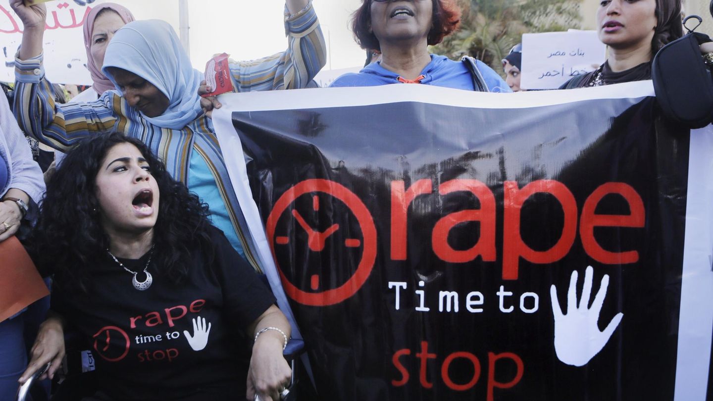 Gleichberechtigung im Ländervergleich: Ägypten Kairo, die Hauptstadt des bei Deutschen so beliebten Reiseziels Ägypten, ist nach einem Ranking der Thomas Reuters Stiftung die gefährlichste Stadt für Frauen überhaupt. Schwere sexuelle Übergriffe sind laut einer Umfrage "UN Women" an der im öffentlichen Raum an der Tagesordnung. Eine Täterverfolgung gibt es kaum. Unterdrückung und Gewalt finden vor allem in den Familien statt, begründet durch eine Mischung aus dem Islam und alten Traditionen, weitgehend toleriert von der Gesellschaft. Gleichwohl die Genitalverstümmelung in Ägypten seit 2008 verboten ist, waren nach einer Umfrage des Gesundheitsministeriums 2014 rund 92 Prozent aller verheirateten Frauen zwischen 15 und 49 Jahren beschnitten. Das Mindestalter für die Eheschließung liegt zwar gesetzlich bei 18 Jahren, doch umgehen Familien aus dem ländlichen Raum das Gesetz durch die vom Islam gedeckte befristete Ehe. So werden minderjährige Mädchen gegen ein Brautgeld für Wochen, Tage und manchmal nur Stunden an ältere Männer vor allem aus den Golfstaaten "verheiratet". Die frühe Ehe und die Traditionen sind es dann auch, die Mädchen im Vergleich zu Jungen viel früher von der Schule gehen lassen. Rund ein Viertel der Ägypter sind Analphabeten. Ägypten Kairo, die Hauptstadt des bei Deutschen so beliebten Reiseziels Ägypten, ist nach einem Ranking der Thomas Reuters Stiftung die gefährlichste Stadt für Frauen überhaupt. Schwere sexuelle Übergriffe sind laut einer Umfrage "UN Women" an der im öffentlichen Raum an der Tagesordnung. Eine Täterverfolgung gibt es kaum. Unterdrückung und Gewalt finden vor allem in den Familien statt, begründet durch eine Mischung aus dem Islam und alten Traditionen, weitgehend toleriert von der Gesellschaft. Gleichwohl die Genitalverstümmelung in Ägypten seit 2008 verboten ist, waren nach einer Umfrage des Gesundheitsministeriums 2014 rund 92 Prozent aller verheirateten Frauen zwischen 15 und 49 Jahren beschnitten. Das Mindestalter für die Eheschließung liegt zwar gesetzlich bei 18 Jahren, doch umgehen Familien aus dem ländlichen Raum das Gesetz durch die vom Islam gedeckte befristete Ehe. So werden minderjährige Mädchen gegen ein Brautgeld für Wochen, Tage und manchmal nur Stunden an ältere Männer vor allem aus den Golfstaaten "verheiratet". Die frühe Ehe und die Traditionen sind es dann auch, die Mädchen im Vergleich zu Jungen viel früher von der Schule gehen lassen. Rund ein Viertel der Ägypter sind Analphabeten.