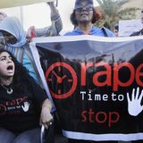 Ägypten  Kairo, die Hauptstadt des bei Deutschen so beliebten Reiseziels Ägypten, ist nach einem Ranking der Thomas Reuters Stiftung die gefährlichste Stadt für Frauen überhaupt. Schwere sexuelle Übergriffe sind laut einer Umfrage "UN Women" an der im öffentlichen Raum an der Tagesordnung. Eine Täterverfolgung gibt es kaum. Unterdrückung und Gewalt finden vor allem in den Familien statt, begründet durch eine Mischung aus dem Islam und alten Traditionen, weitgehend toleriert von der Gesellschaft. Gleichwohl die Genitalverstümmelung in Ägypten seit 2008 verboten ist, waren nach einer Umfrage des Gesundheitsministeriums 2014 rund 92 Prozent aller verheirateten Frauen zwischen 15 und 49 Jahren beschnitten. Das Mindestalter für die Eheschließung liegt zwar gesetzlich bei 18 Jahren, doch umgehen Familien aus dem ländlichen Raum das Gesetz durch die vom Islam gedeckte befristete Ehe. So werden minderjährige Mädchen gegen ein Brautgeld für Wochen, Tage und manchmal nur Stunden an ältere Männer vor allem aus den Golfstaaten "verheiratet". Die frühe Ehe und die Traditionen sind es dann auch, die Mädchen im Vergleich zu Jungen viel früher von der Schule gehen lassen. Rund ein Viertel der Ägypter sind Analphabeten.