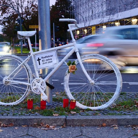 Weißes Fahrrad an Kreuzung