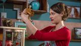 Die Hauptdarstellerin Phoebe Waller-Bridge hält ein Meerschweinchen in die Höhe.
