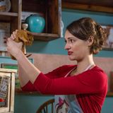 Die Hauptdarstellerin Phoebe Waller-Bridge hält ein Meerschweinchen in die Höhe.