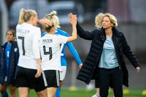Nationalspielerin Leonie Maier klatscht mit Bundestrainerin Martina Voss-Tecklenburg während des Spiels gegen Israel ab