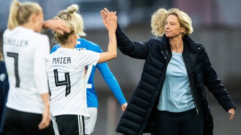 Nationalspielerin Leonie Maier klatscht mit Bundestrainerin Martina Voss-Tecklenburg während des Spiels gegen Israel ab
