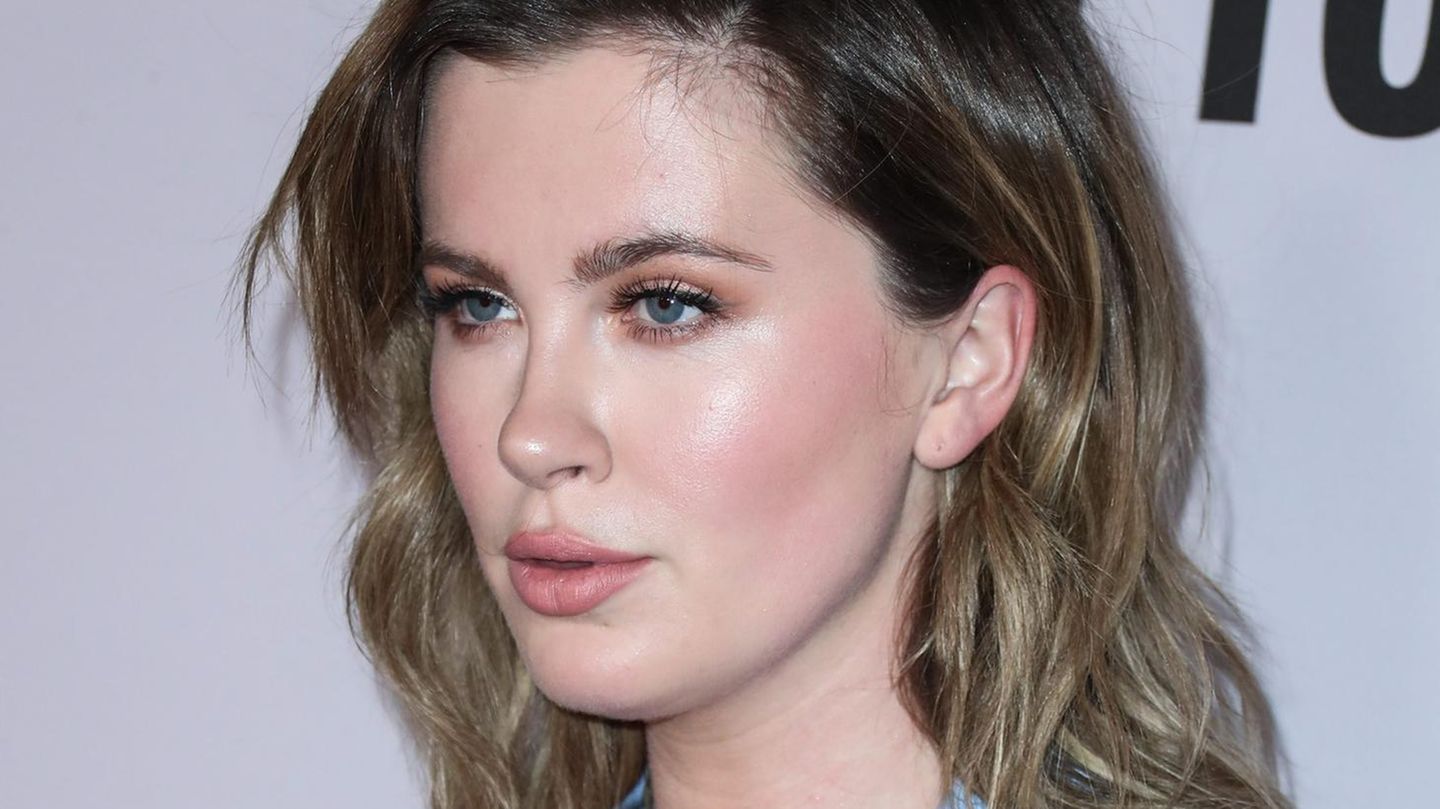Ireland Baldwin defends father: “I know him, you don’t know him”