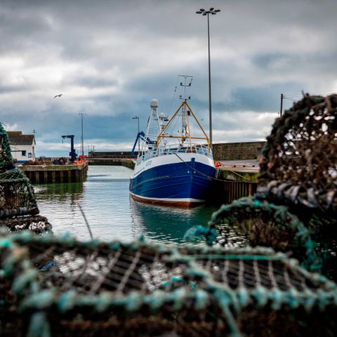 Ein Fischerboot liegt im Hafen von Kilkeel.