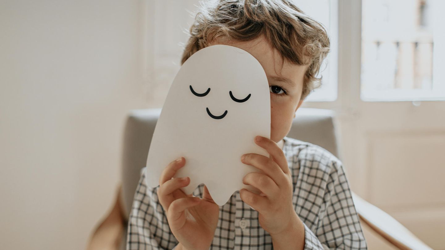 Ein kleiner Junge verkleidet sich als Geist