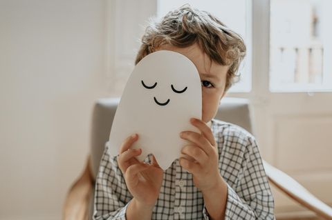 Ein kleiner Junge verkleidet sich als Geist