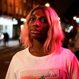 Die Drama-Mini-Serie "I May Destroy You" von und mit Michaela Coel dreht sich um das Thema sexuelle Gewalt. Es wird thematisiert, wie die Protagonistin Missbrauch am eigenen Körper erlebt und anschließend versucht, ihr dadurch entstandenes Trauma zu bewältigen. Coel ist dabei gleichzeitig Autorin, Regisseurin und Schauspielerin der Mini-Serie und wurde mehrfach für ihre Arbeit nominiert und ausgezeichnet. Unter Kritikern gilt "I May Destroy You" als beste Serie des Jahres 2020. 