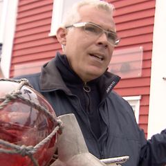 Der bestohlene Juwelier Jan Rickmer Ludwig hebt resigniert die Arme in die Luft.