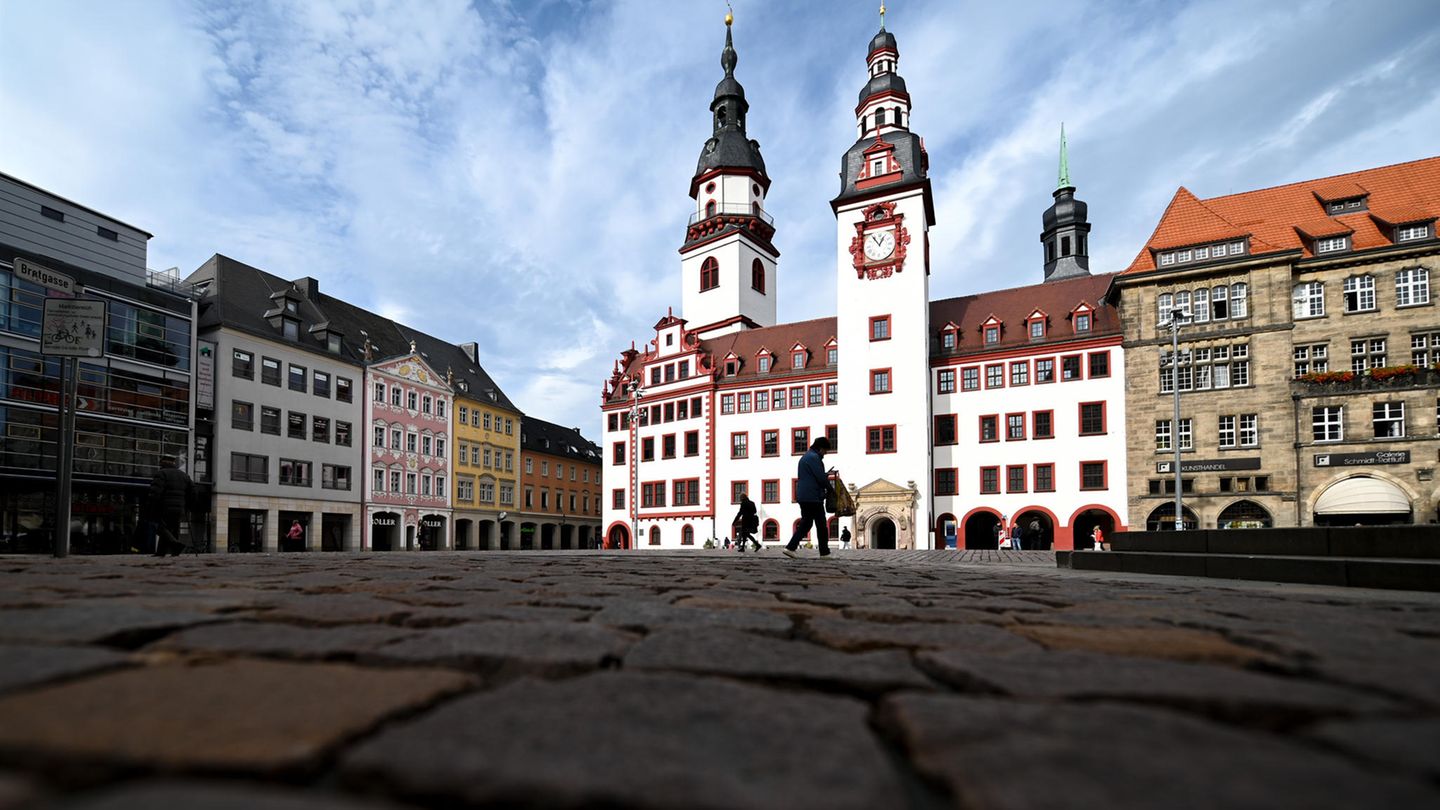 Chemnitz, Sachsen: Blick über den leeren Marktplatz zum Alten Rathaus