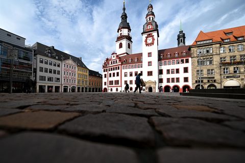 Chemnitz, Sachsen: Blick über den leeren Marktplatz zum Alten Rathaus