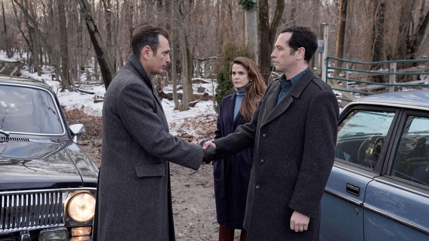 Platz 8: "The Americans" Lev Gorn, Keri Russel und Matthew Rhys spielen in einer Szene der Serie.