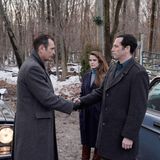 Lev Gorn, Keri Russel und Matthew Rhys spielen in einer Szene der Serie.