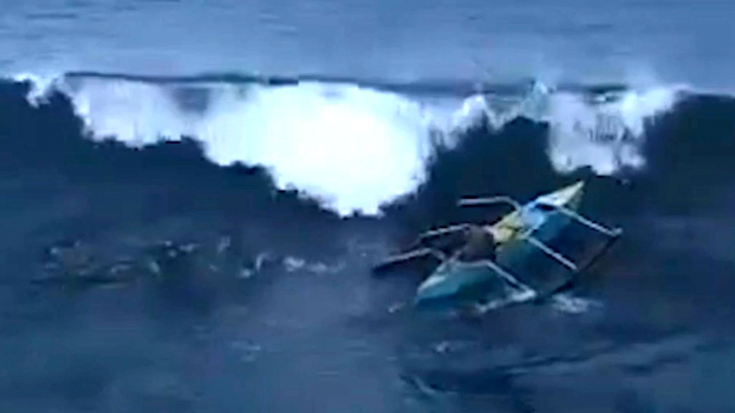 Drohne filmt brenzlige Situation: Welle zerschmettert Boot – Fischer kämpft um sein Leben