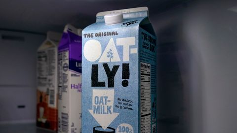 Eine Packung Hafermilch steht in einem Regal