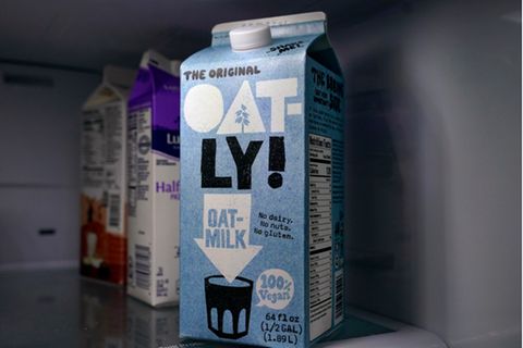 Eine Packung Hafermilch steht in einem Regal