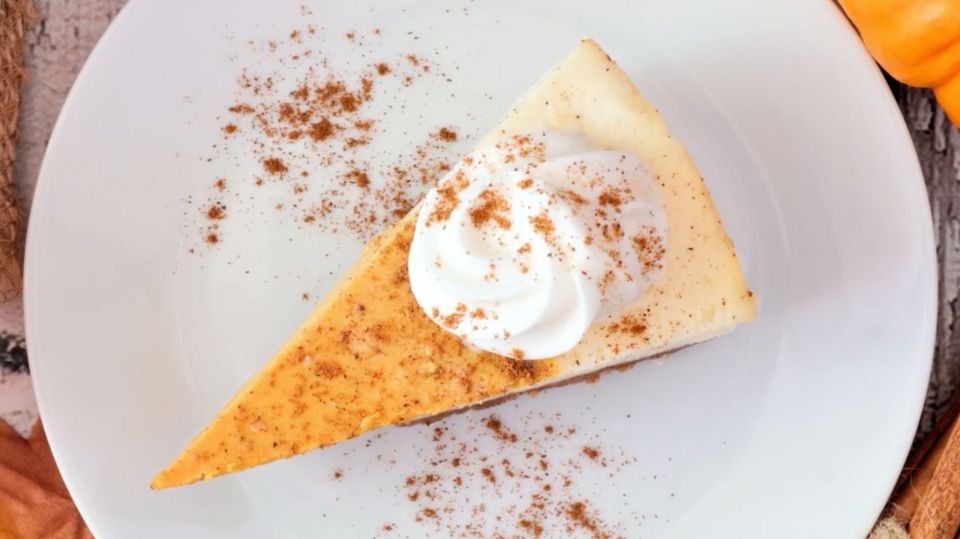Kürbis-Käsekuchen auf einem Teller.