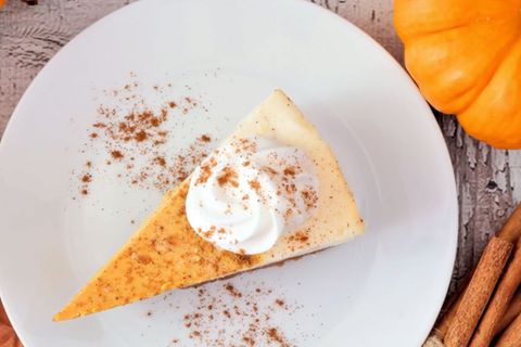 Kürbis-Käsekuchen auf einem Teller.