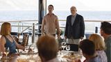Die Charaktere der Serie "Succession" beim Essen auf einer Yacht.