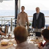 Die Charaktere der Serie "Succession" beim Essen auf einer Yacht.
