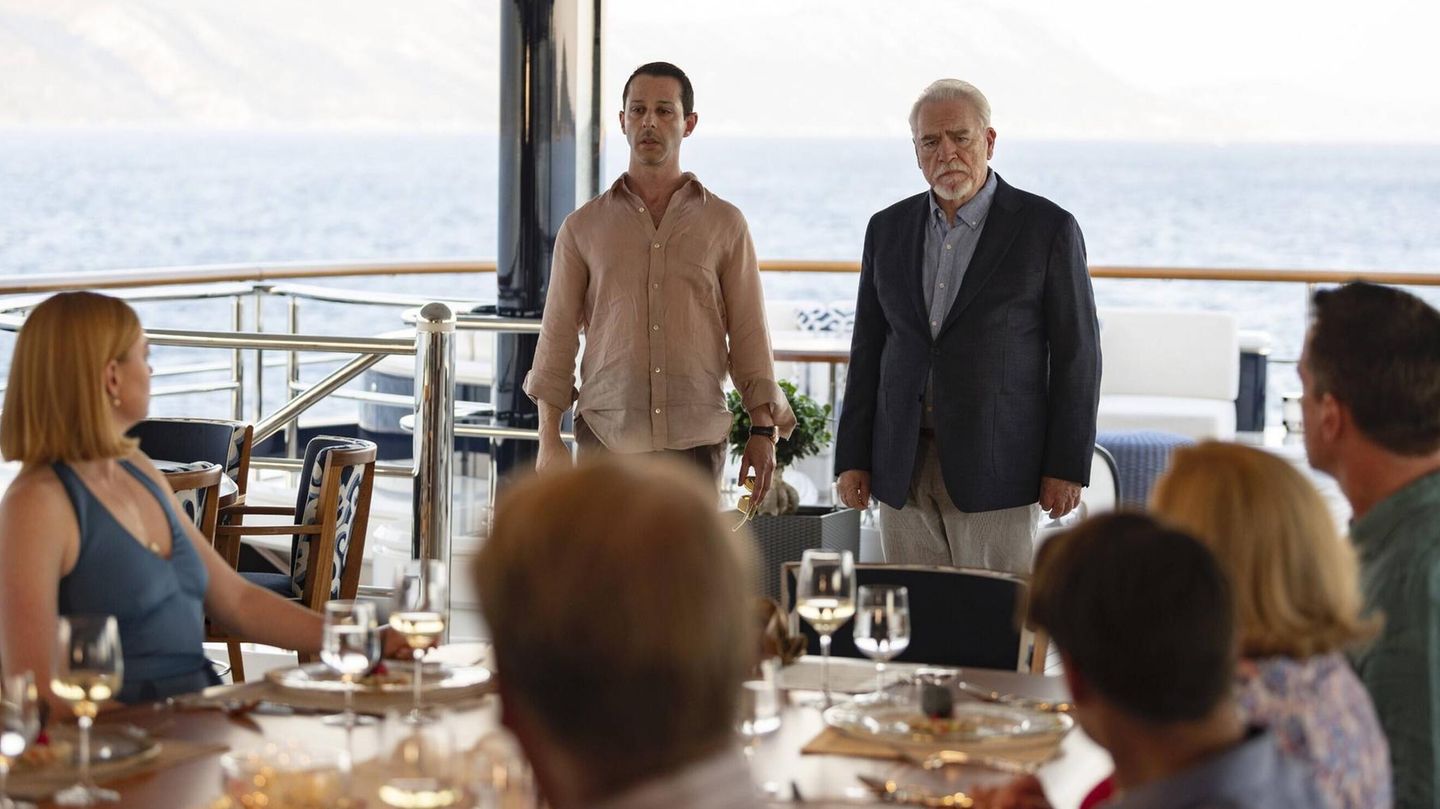 Die Charaktere der Serie "Succession" beim Essen auf einer Yacht.