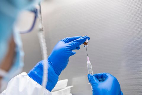 Die PTA Brenda Flenoy demonstriert in der Apotheke im Untergeschoss des Taussig-Krebszentrums eine Probe des neuen Brustkrebsimpfstoffs