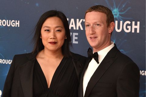 Priscilla Chan und Mark Zuckerberg stehen in Abendgaderobe nebeneinander