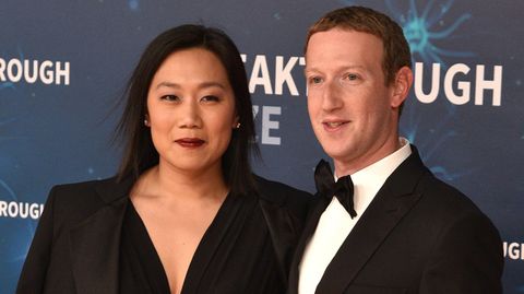 Priscilla Chan und Mark Zuckerberg stehen in Abendgaderobe nebeneinander