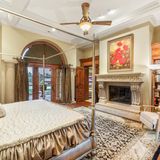 Das Anwesen verfügt über acht Schlafzimmer und zehn Badezimmer.