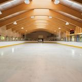 ...und eine Eishockeyhalle.