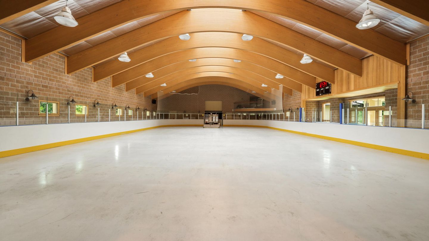 ...und eine Eishockeyhalle.