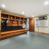 Sportlerumkleide mit Eishockeytafel an der Wand