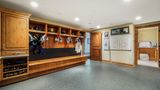 Sportlerumkleide mit Eishockeytafel an der Wand