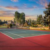 ...ein Tennis- und Picklebalplatz...