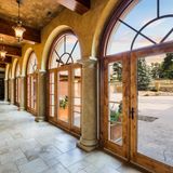 Norris war auch im echten Leben ein Cowboy, seine Ranch ist aber eher eine Villa