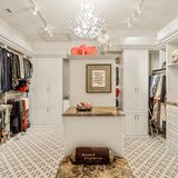 Auch der begehbare Kleiderschrank fällt stattlich aus.