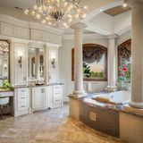 Die Immobilie mit 1400 Quadratmeter Wohnfläche wurde 2008 von den jetzigen Eigentümern modernisiert und luxuriös ausgestattet. Den Verkauf organisiert ein amerikanischer Ableger des deutschen Maklerunternehmens Engel&Völkers.