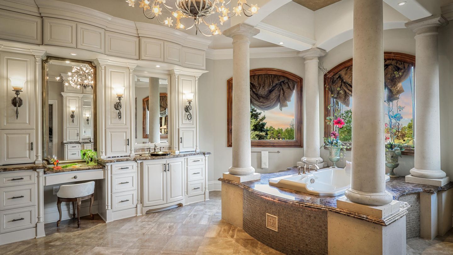 Die Immobilie mit 1400 Quadratmeter Wohnfläche wurde 2008 von den jetzigen Eigentümern modernisiert und luxuriös ausgestattet. Den Verkauf organisiert ein amerikanischer Ableger des deutschen Maklerunternehmens Engel&Völkers.