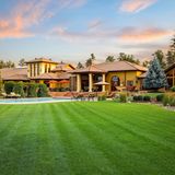 Robert Norris habe das Anwesen 1961 für seine Familie erbaut, "eingebettet zwischen Gold-Kiefern mit Blick auf den Pikes Peak Mountain", preist Immobilienberaterin Amie Streater aus Colorado Springs das Objekt an.