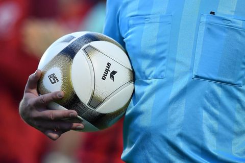 Schiedsrichter mit Ball in der Hand