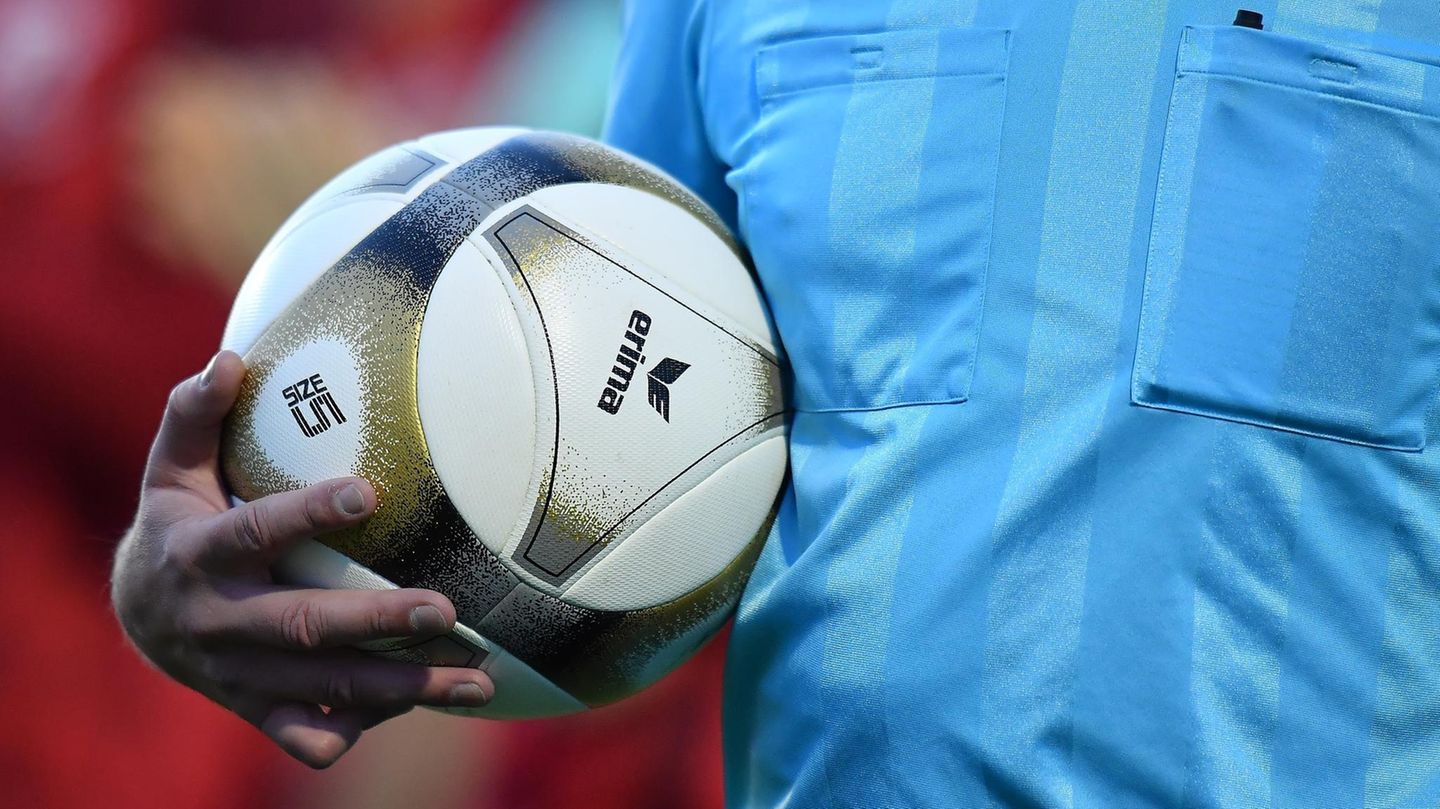 Schiedsrichter mit Ball in der Hand